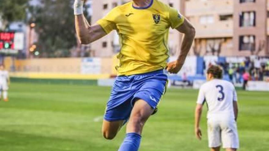 El ariete del Orihuela Benja celebra un gol ante el Roda.