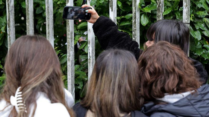 Alumnos de instituto, haciéndose un selfie.