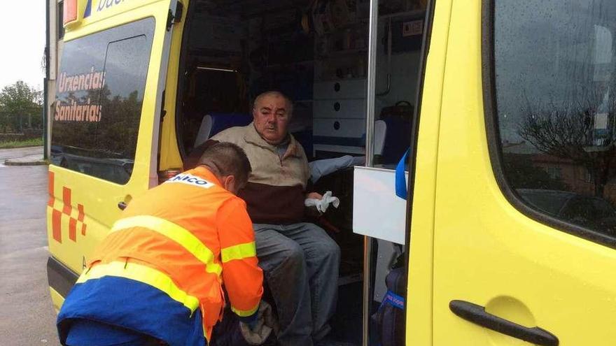 El hombre agredido por su hijo en la ambulancia del 061 para ser trasladado a Montecelo. // S. Álvarez