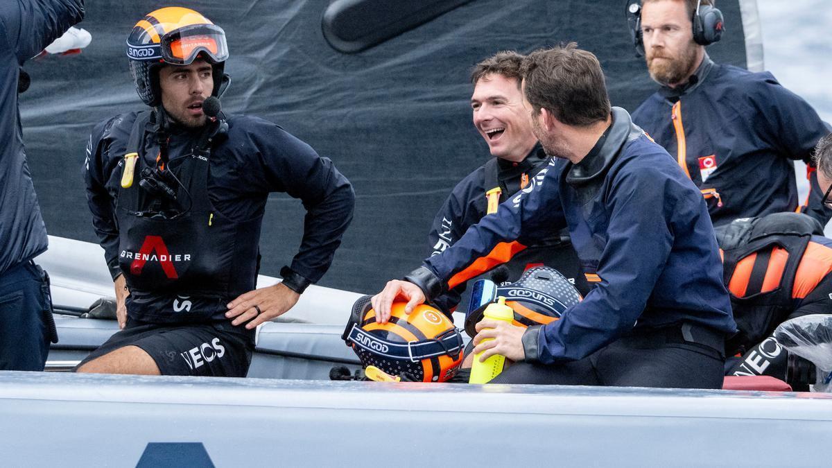Los dos timoneles de Ineos Britannia, en el centro de la imagen, Dylan Fletcher y sir Ben Ainslie, tras las dos victorias de este miércoles frente a Luna Rossa.