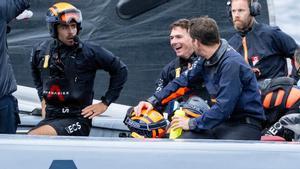 Los dos timoneles de Ineos Britannia, en el centro de la imagen, Dylan Fletcher y sir Ben Ainslie, tras las dos victorias de este miércoles frente a Luna Rossa.