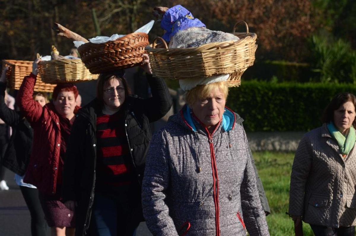 Los valgueses recorren la aldea con las ofrendas de la Candelaria y San Blas. Los valgueses recorren la aldea con las ofrendas de la Candelaria y San Blas.