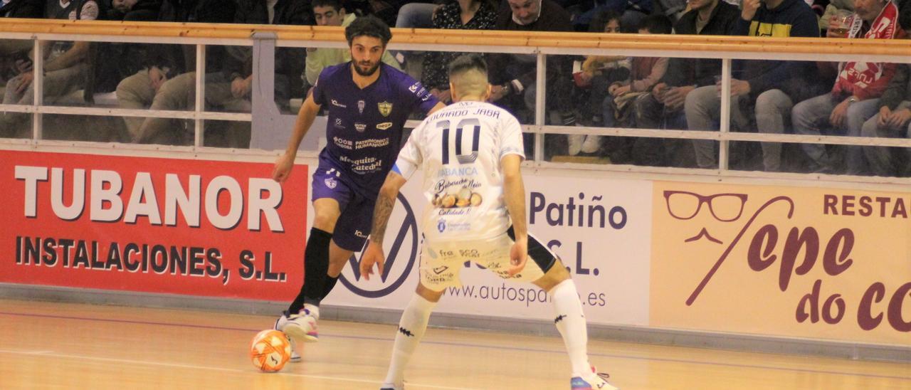 Zequi encara a Edu Jabá en el partido entre el Noia y el Córdoba Futsal.