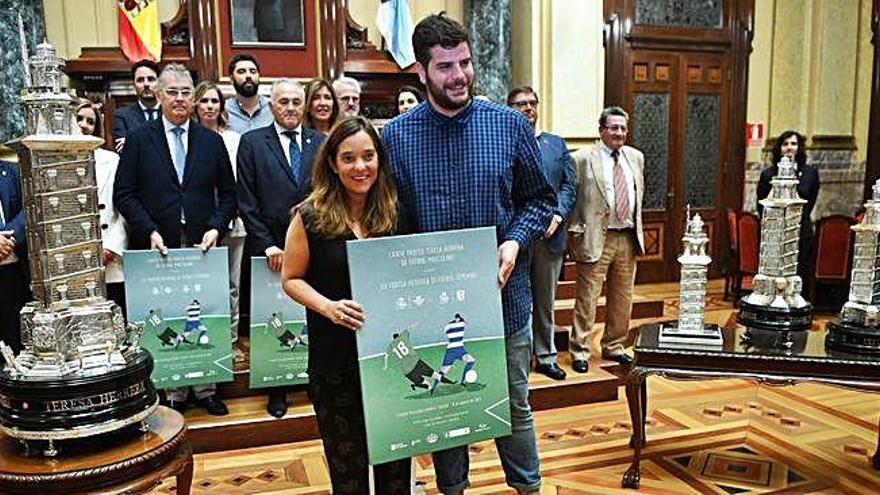 La alcaldesa con el diseñador del cartel de la 74ª edición del torneo, 7ª en categoría femenina.