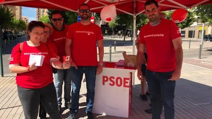 El PSOE hace campaña en la plaza España