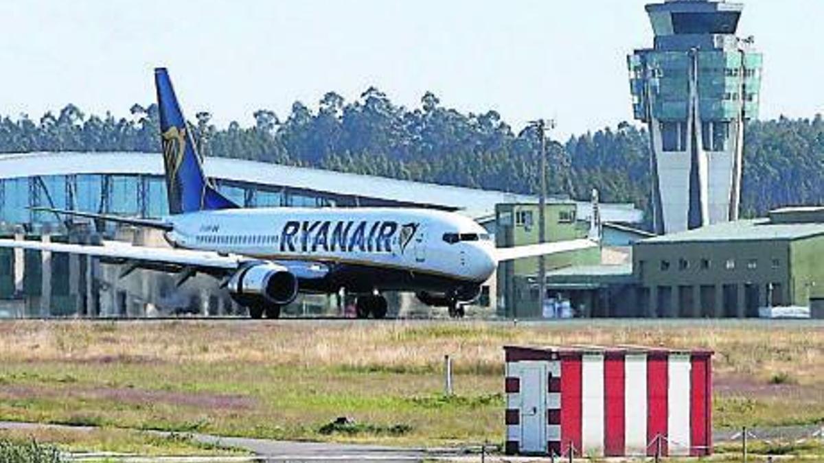 Avión de Ryanair tomando pista para el despegue bajo el control de la torre de Lavacolla.