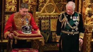 El Príncipe Carlos, Príncipe de Gales observa cómo la Corona del Estado Imperial se coloca a su lado en la Cámara de los Lores durante la Apertura Estatal del Parlamento en las Casas del Parlamento, en Londres, el 10 de mayo. 2022