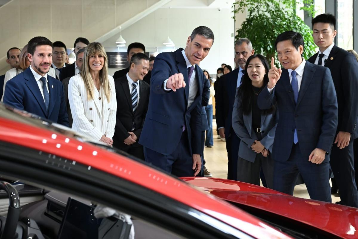 El presidente del Gobierno, Pedro Sánchez, visita la sede de Xiaomi en Pekín junto a su mujer, Begoña Gómez.