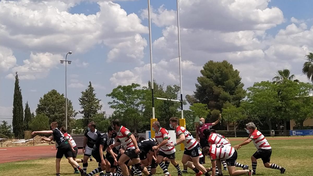 Una fase del partido entre los dos equipos del CAR Cáceres.