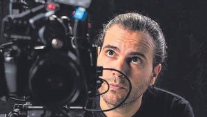 El cineasta lorquino Jesús Martínez, ‘Nota’, y el cartel promocional de ‘La cena’.