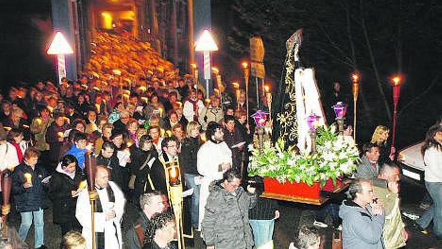 Asistentes a la procesión celebrada en Blimea.