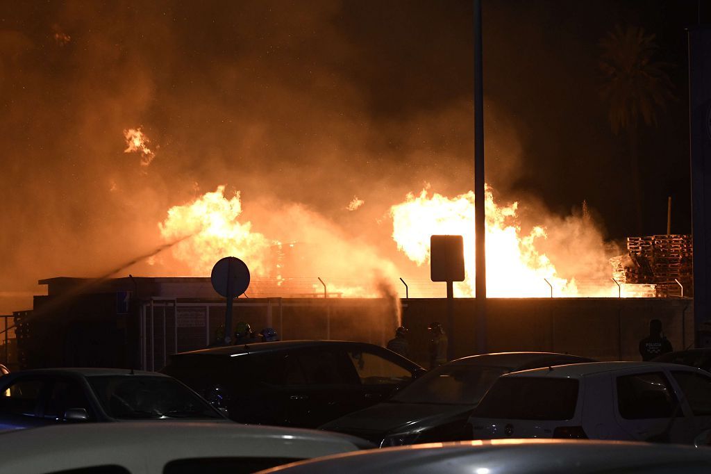 Estas son las imágenes que el aparatoso incendio de Puente Tocinos ha dejado este sábado