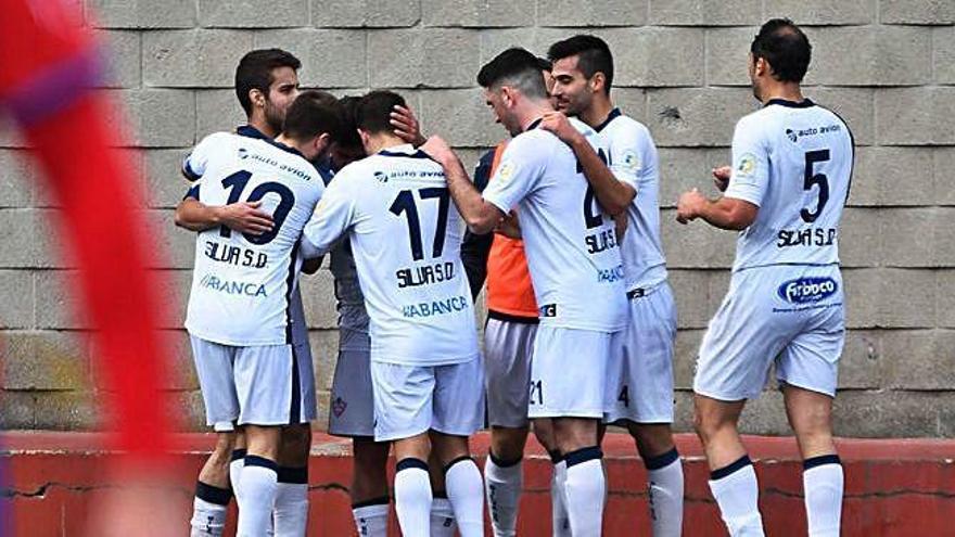 Arriba, una jugada del Fabril-Bergantiños; el Silva celebra un gol.