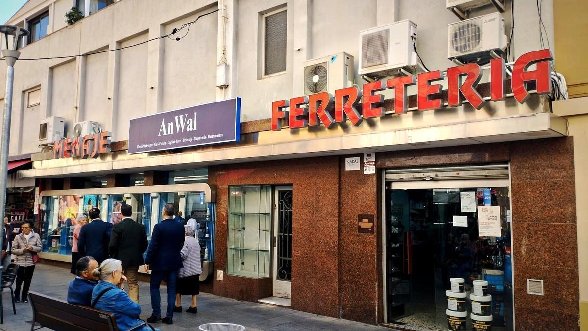 Ecaparate d ela histórica ferretería Tormo, ahora rebautizada como Anwal.