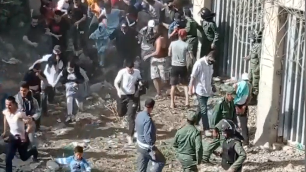 La policía marroquí reprime con contundencia un intento de salto de la valla fronteriza en Melilla