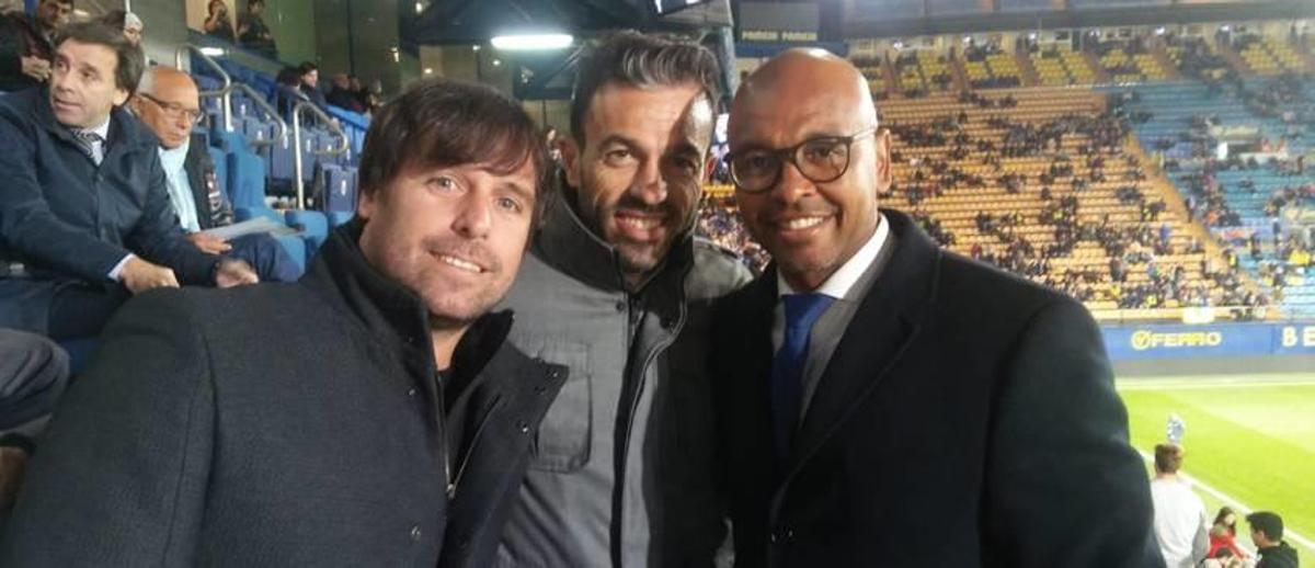 Fernando Cavenaghi. Javi Venta y Marcos Senna, en el partido de ayer.