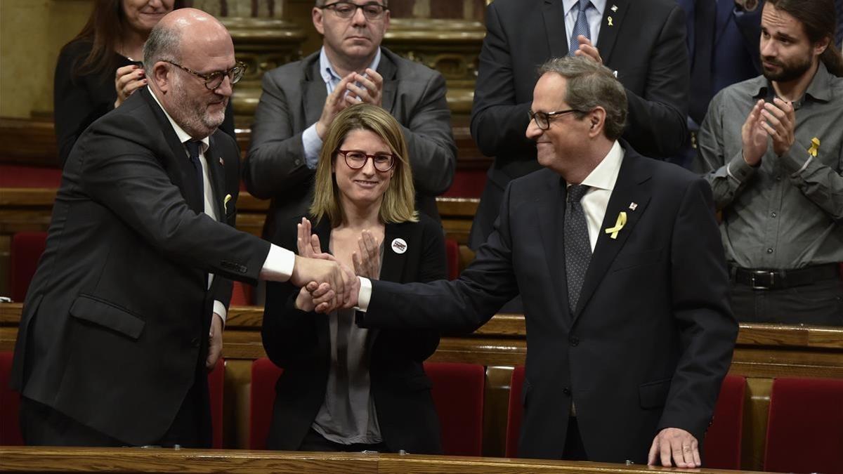 Quim Torra aplaudido y felicitado por sus compañeros de partido.