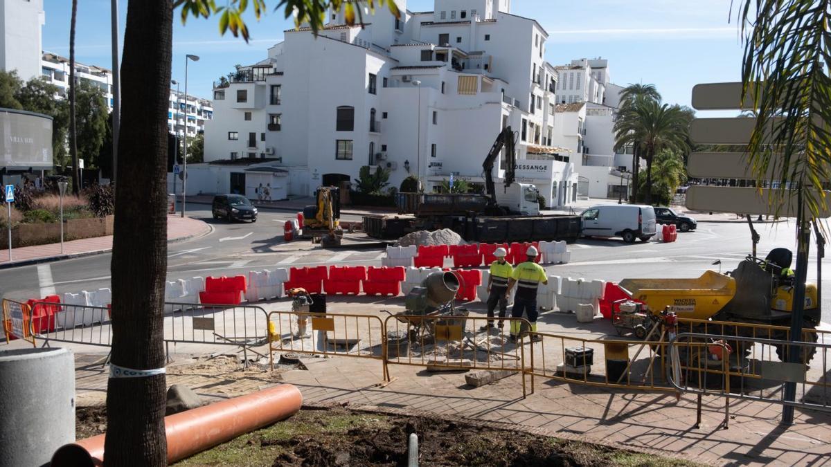 Operarios actúan en la zona de Puerto Banús en la que se mejora la red de pluviales.