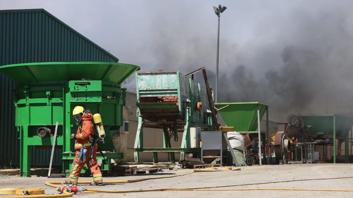 Incendio de la planta de reciclaje de San Antonio de Requena.