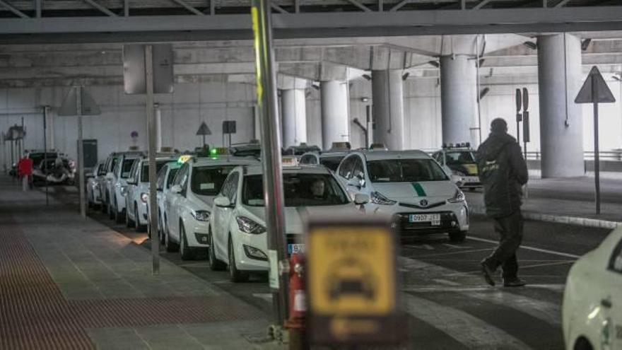 Taxistas estacionados en la parada del aeropuerto de El Altet, en una imagen de archivo.