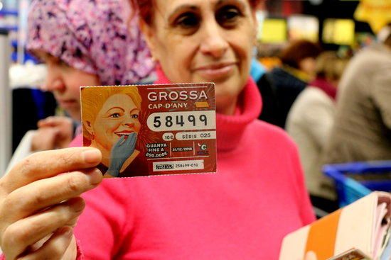 Una guanyadora del primer premi de la Grossa de Cap d'Any abraçant-se amb la cap del supermercat on havia comprat el bitllet.