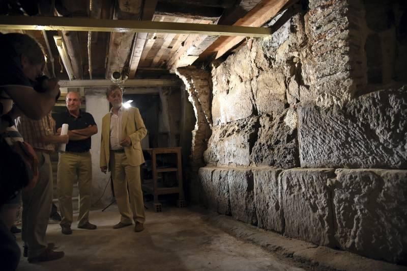 Hallados restos de un torreón romano entre una tienda y un bar de Zaragoza