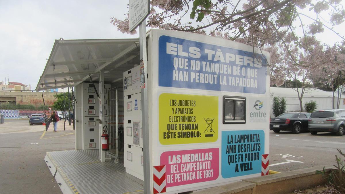 El contenedor de la Emtre en el estacionamiento público de las Palmeras de Burjassot.