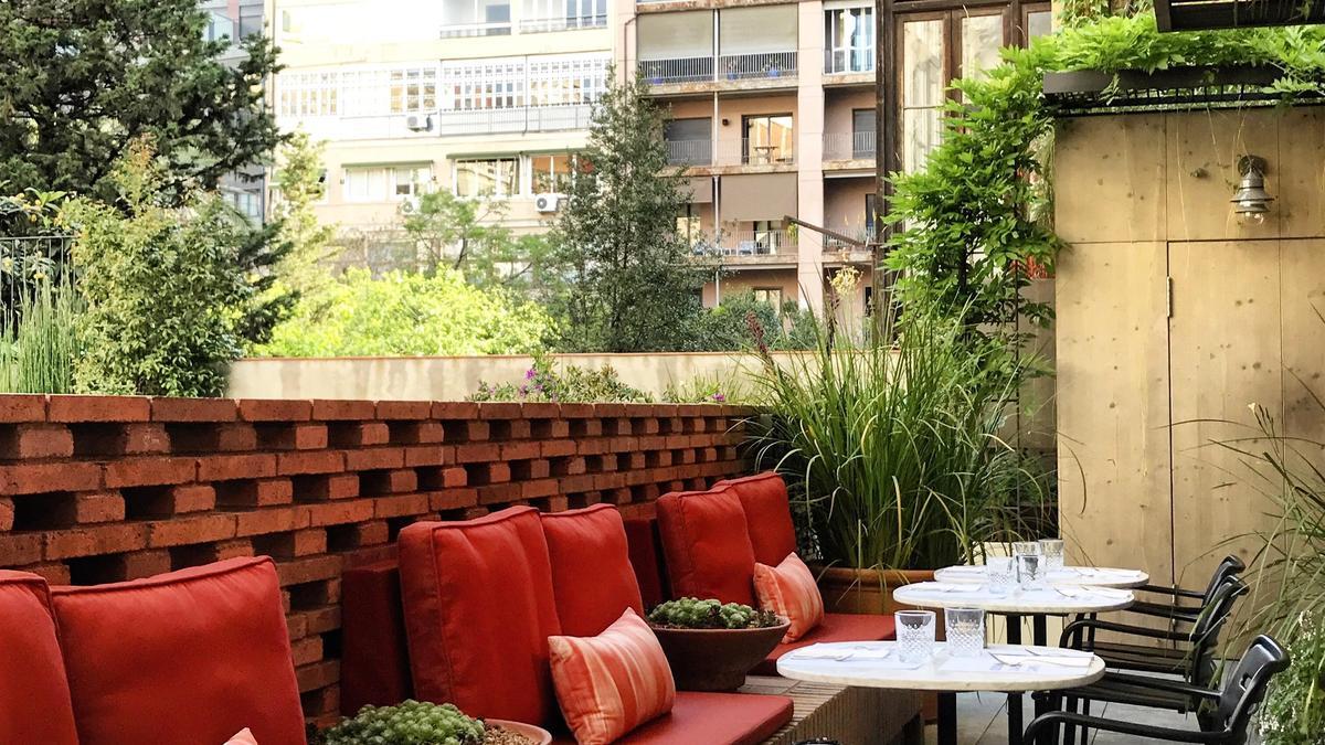 Un rincón de Patio, la terraza del Alexandra Barcelona Hotel.