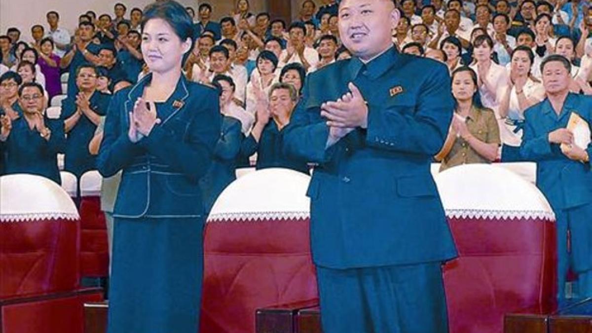 La acompañante 8 El líder norcoreano Kim Jong-un y una joven y frecuente acompañante, hace unos días.