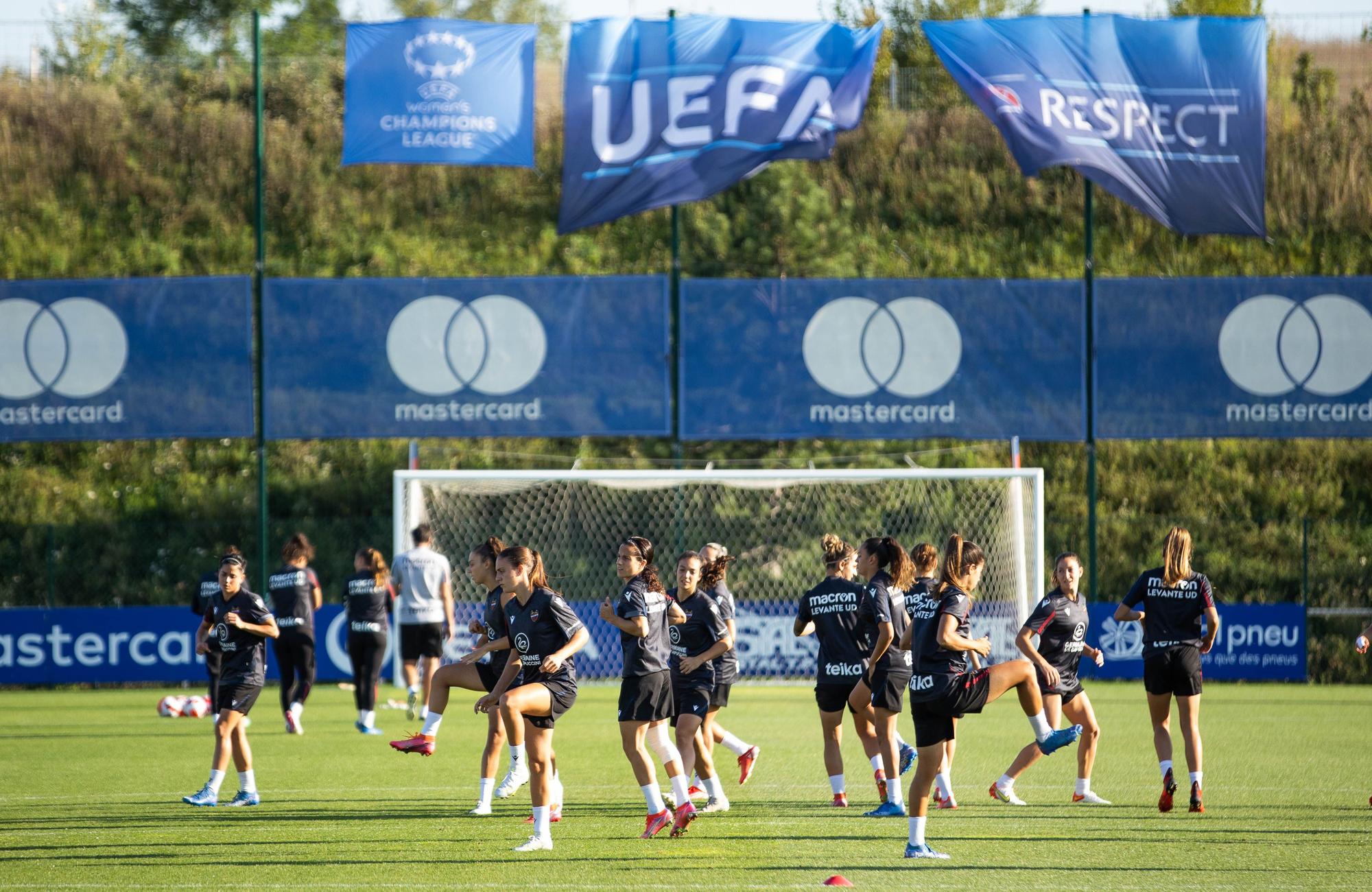 Último entrenamiento del Levante Femenino antes de medirse al Lyon en Champions