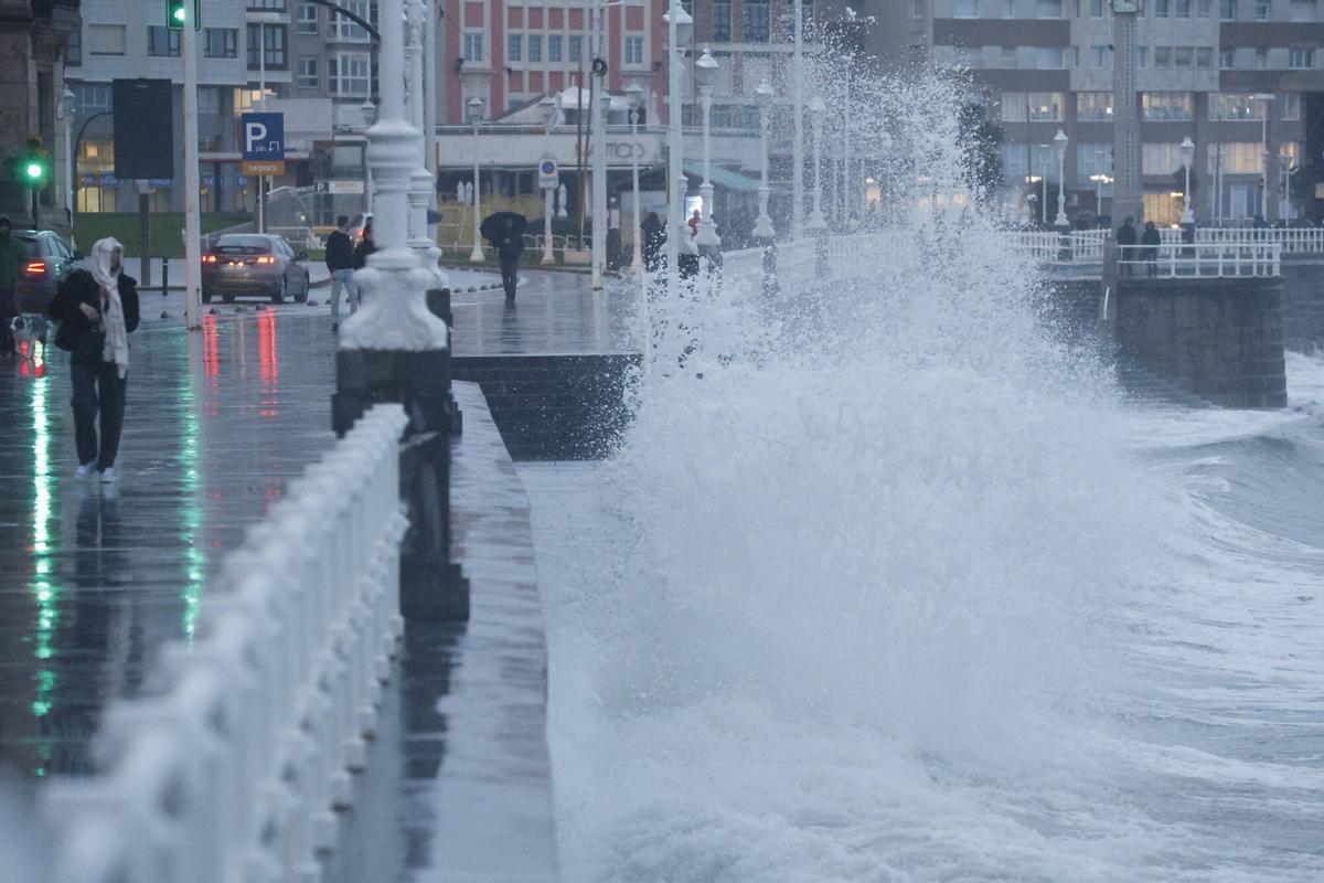 Así se vivió en Gijón el temporal, con olas de seis metros