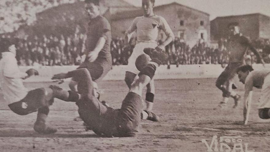 Acción de un partido en el campo de Roca.  | FOTO VIDAL