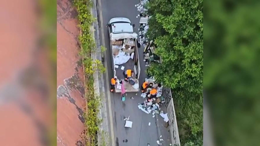 Vídeo | Multen amb 4.700 euros un veí de Figueres per abocar trastos al carrer