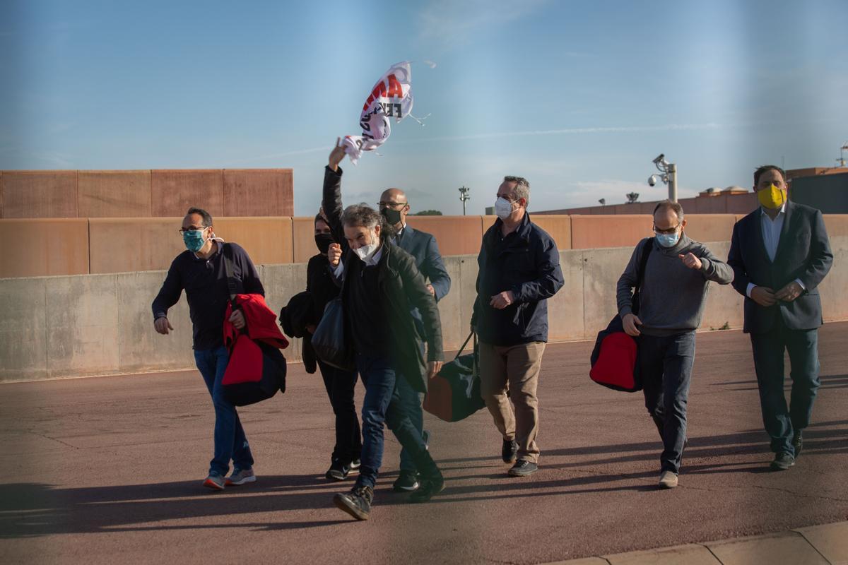 Los presos independentistas de la cárcel de Lledoners, saliendo de permiso.