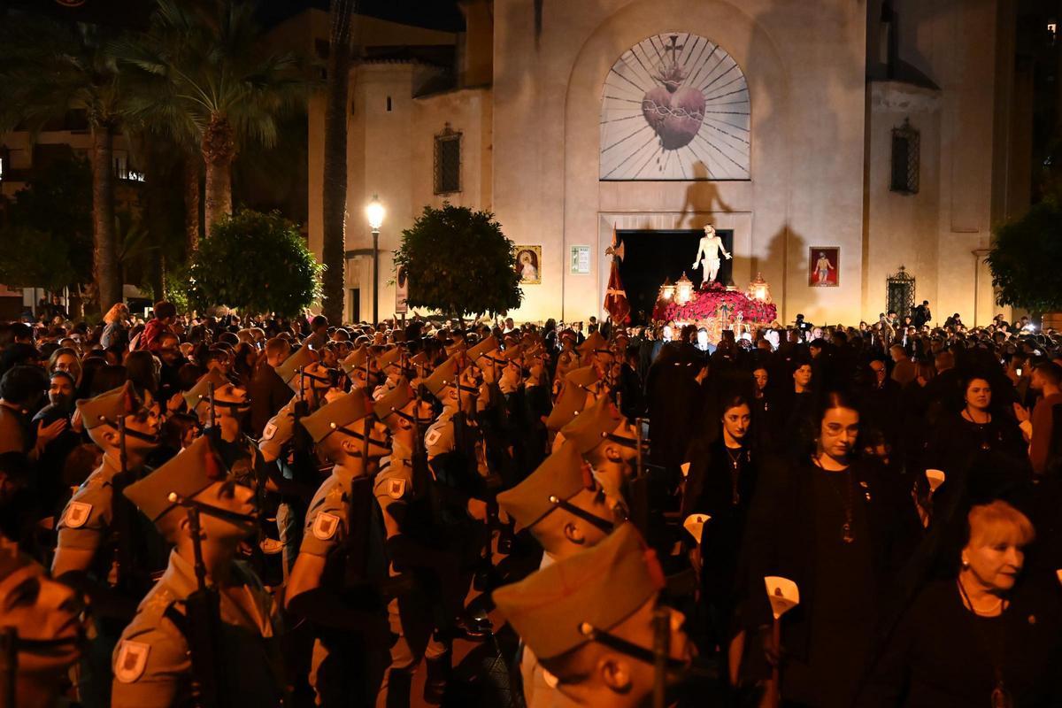El Cristo del Perdón, a su salida de la parroquia del Sagrado Corazón de Jesús, con los legionarios.