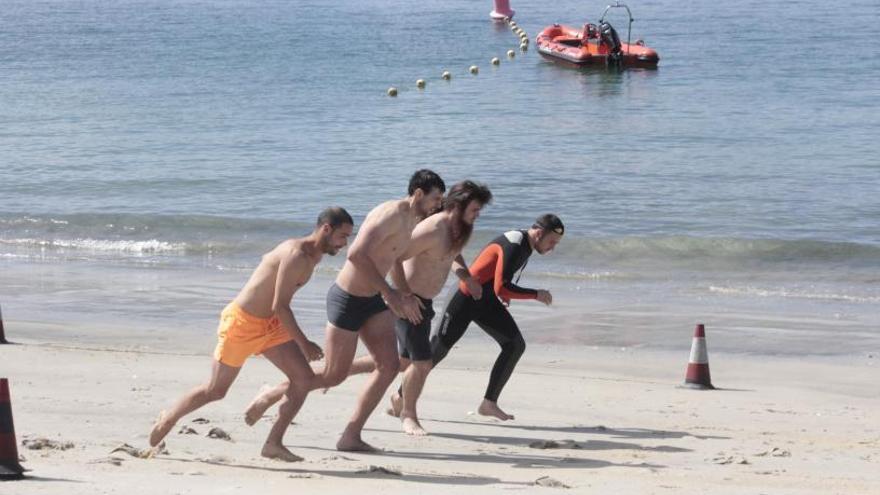 Pruebas de velocidad en la arena y de rescate en el mar, ayer en la playa de Rodeira. | // SANTOS ÁLVAREZ   | // S.Á.