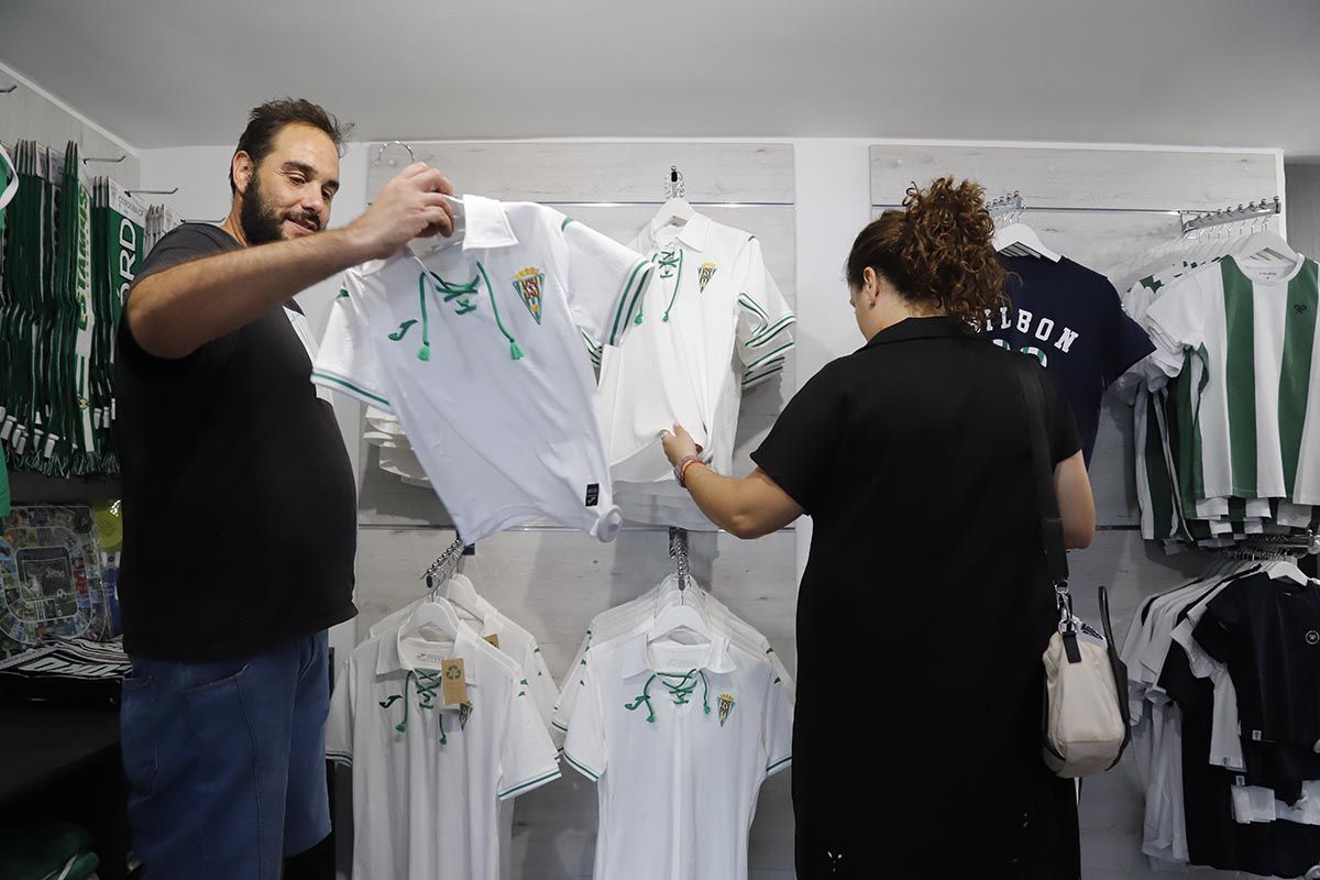 Las nuevas camisetas del Córdoba CF a la venta, en imágenes