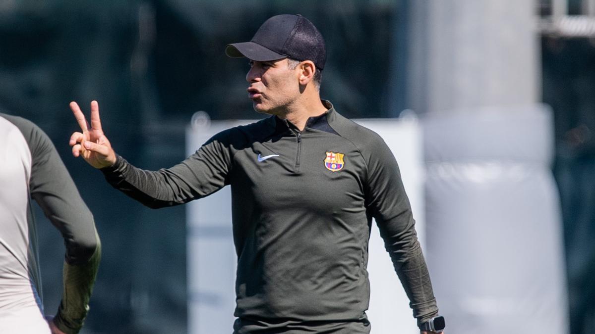 Márquez da instrucciones a sus jugadores durante un entrenamiento del Barça Atlètic.