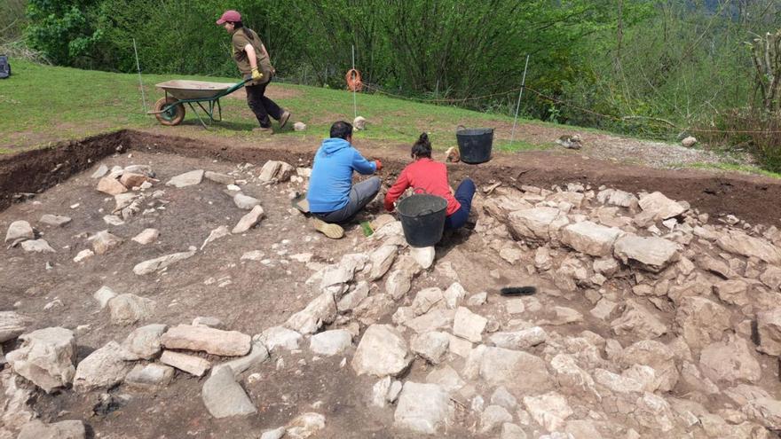Aspecto que presentaba ayer la excavación del Pico Castiello, en La Mortera. | J. M.