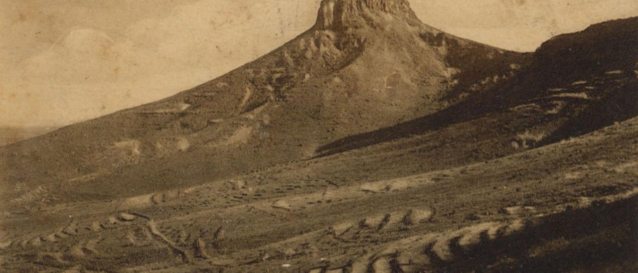 El roque de Aguayro y parte de Los Corralillos vistos desde La Era del Cardón. | | LP/DLP
