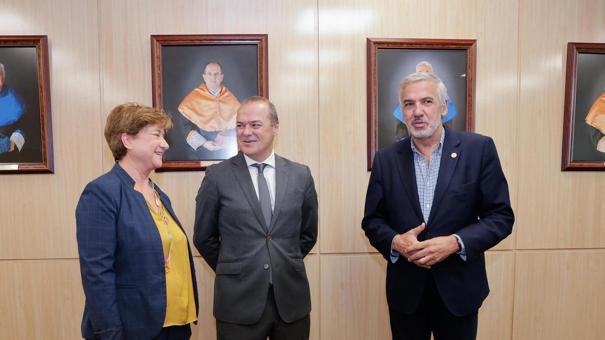 Carmen Paz Suárez Araujo, Augusto Hidalgo y Lluis Serra Majem, durante la visita al laboratorio de la Cátedra Marie Curie.