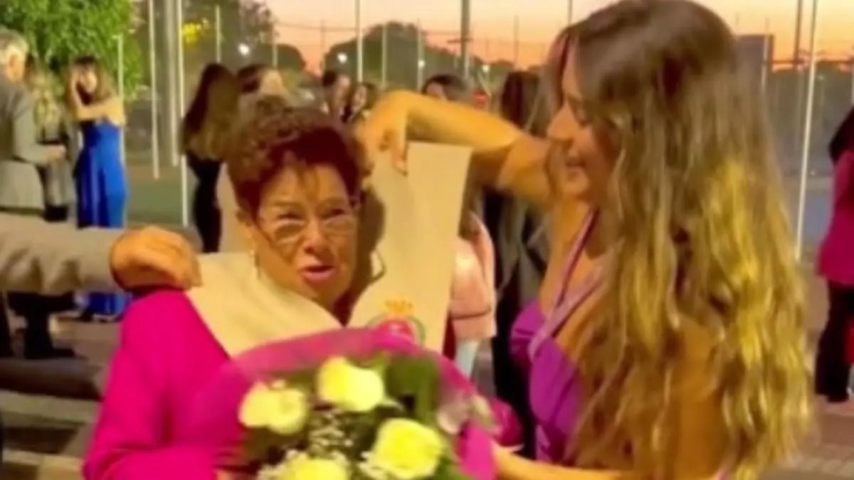 El vínculo especial entre una nieta y su abuela de Canarias en una graduación