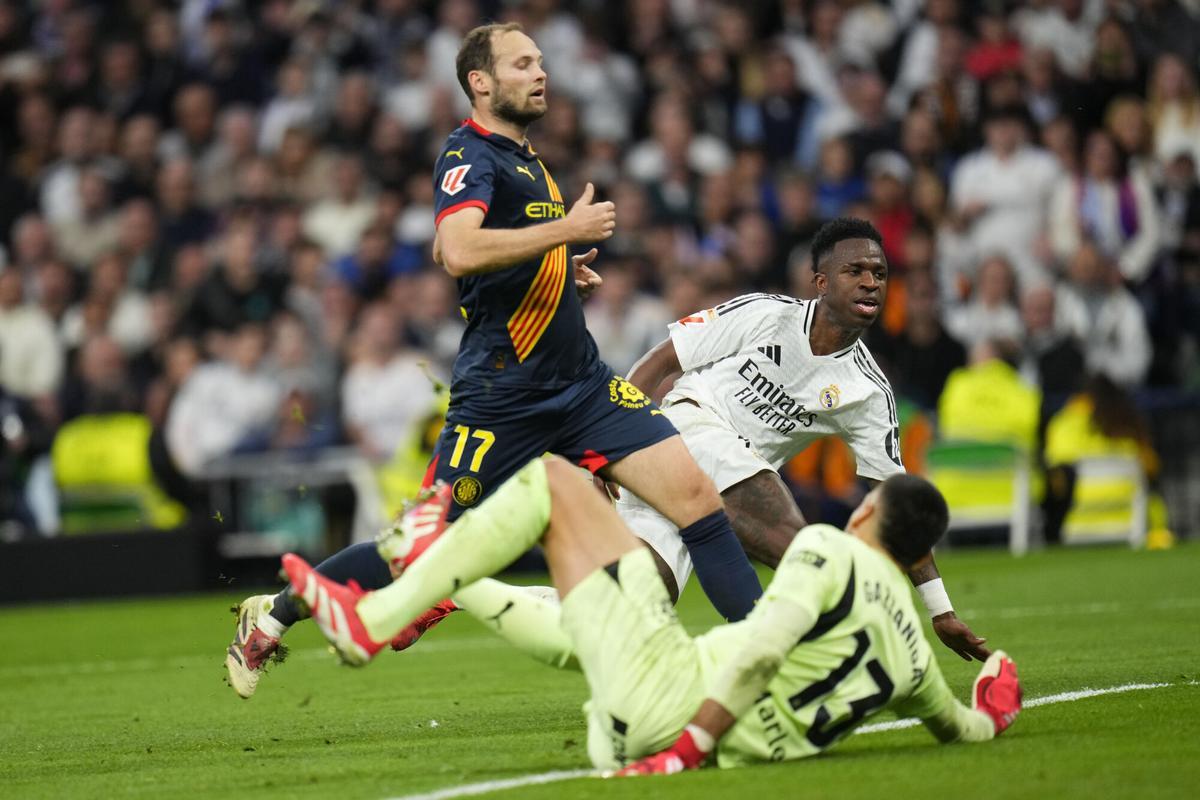 Real Madrids Vinicius Junior, centre, scores his sides second goal during the Spanish La Liga soccer match between Real Madrid and Girona at the Santiago Bernabeu stadium in Madrid, Spain, Sunday, Feb. 23, 2025. (AP Photo/Manu Fernandez). EDITORIAL USE ONLY/ONLY ITALY AND SPAIN