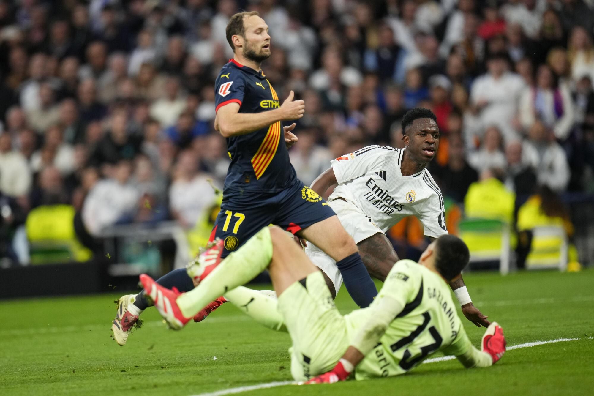 Real Madrid's Vinicius Junior, centre, scores his side's second goal during the Spanish La Liga soccer match between Real Madrid and Girona at the Santiago Bernabeu stadium in Madrid, Spain, Sunday, Feb. 23, 2025. (AP Photo/Manu Fernandez). EDITORIAL USE ONLY/ONLY ITALY AND SPAIN