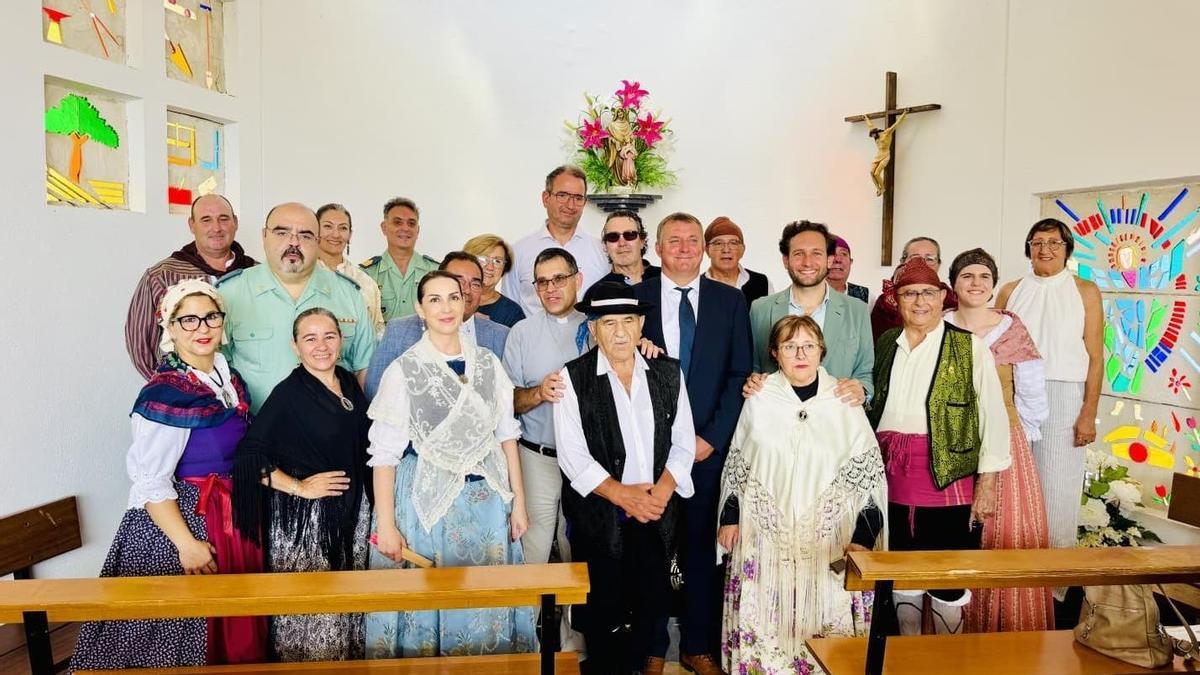 Isaac Claver y losa vecinos de Binaced, en la misa baturra de ayer.
