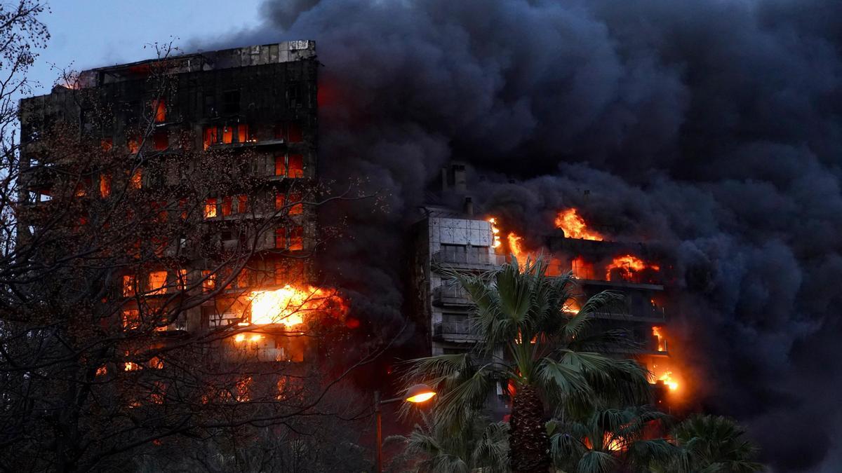 Imagen del incendio del edificio de Campanar