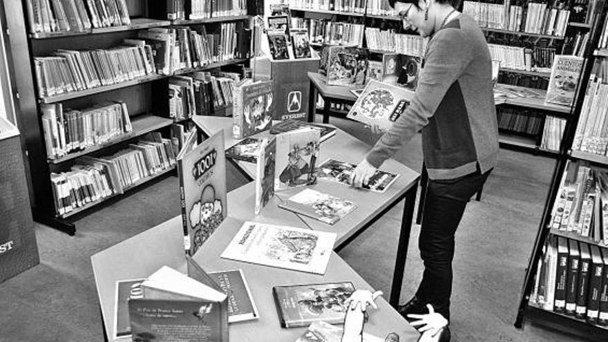 La bibliotecaria Manuela Busto preparando la exposición, en Castropol.