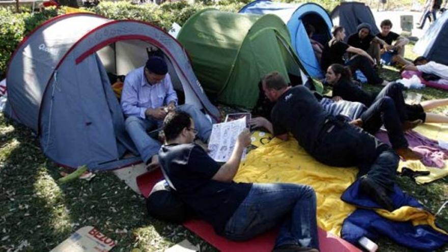 Los Indignados trasladan su acampada de Plaza Cataluña