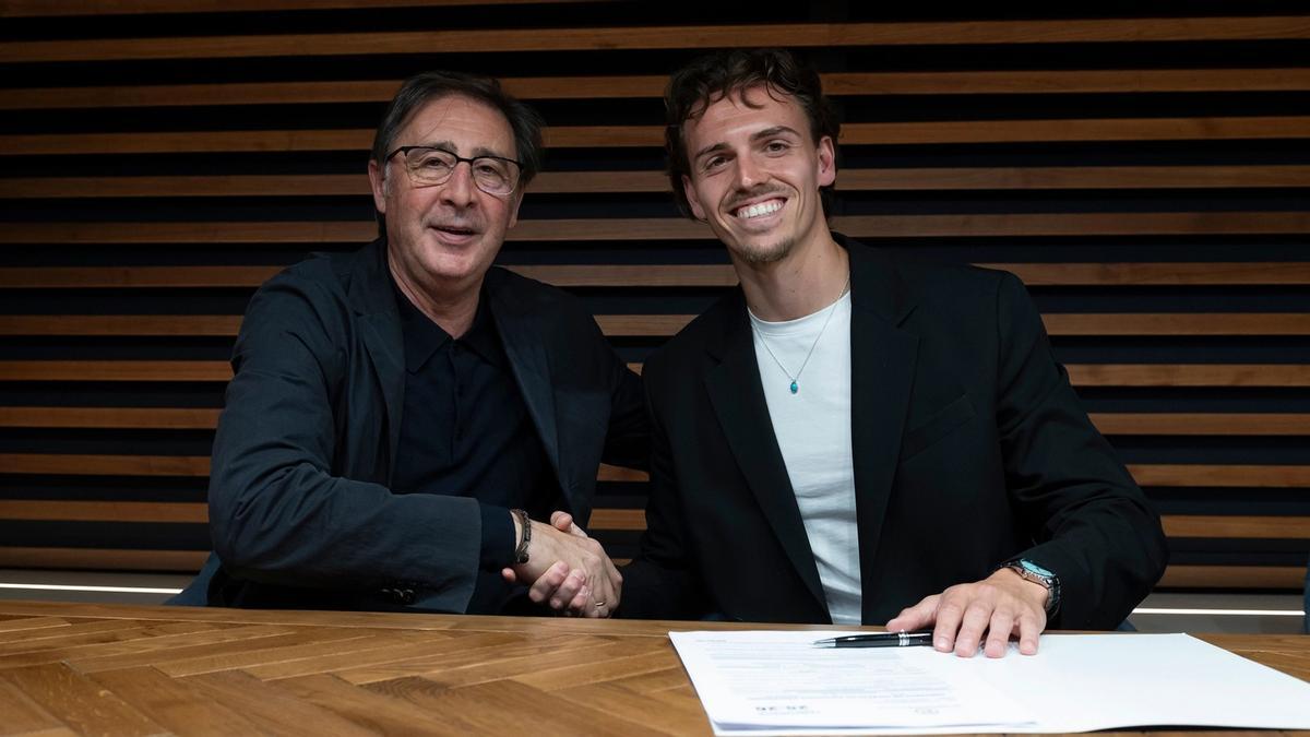 Loren Juarros y Ángel Recio presentan el acuerdo de renovación del central hasta 2029.