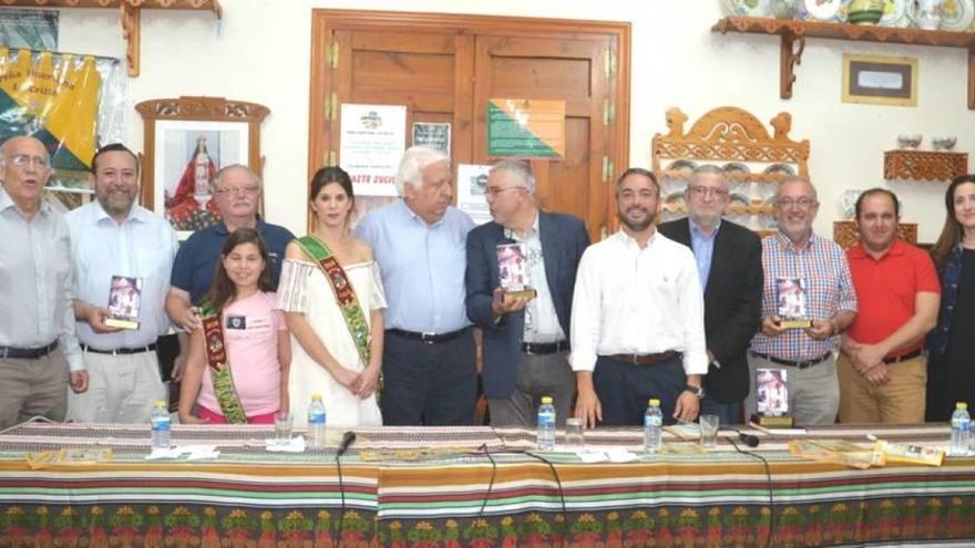 Participantes y asistentes a la mesa redonda celebrada en la sede de la peña La Crilla.